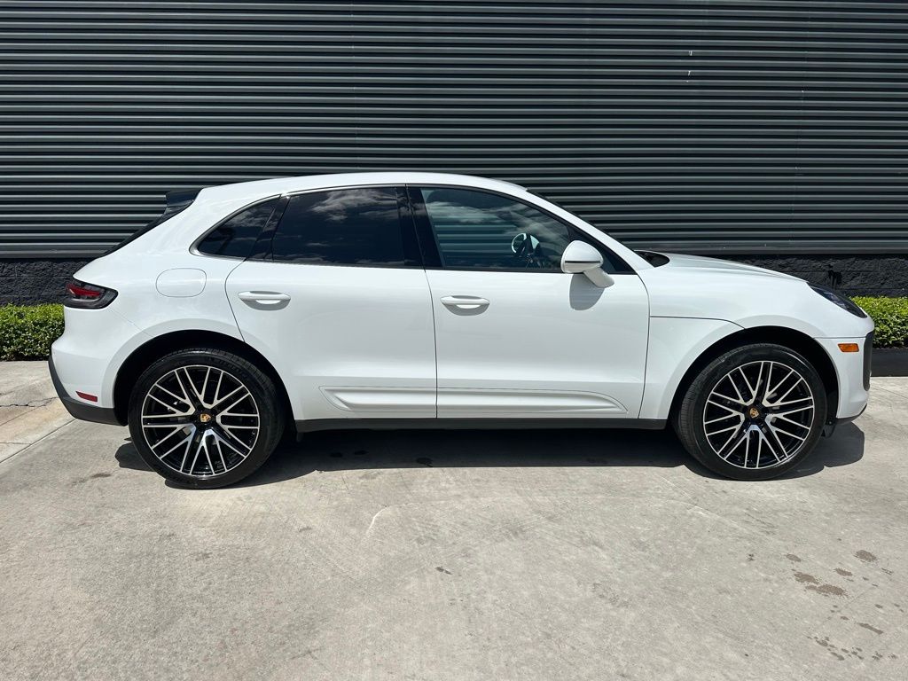 Thumbnail: 2023 Porsche Macan - 10