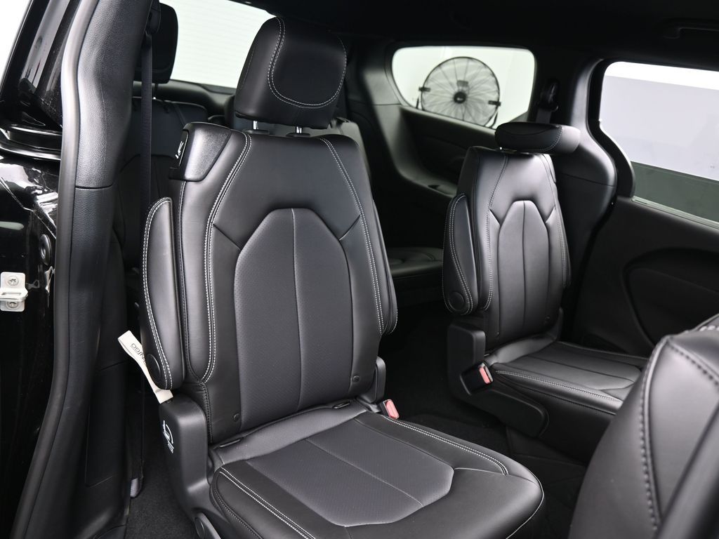 New 2026 Diamond Black Crystal Pearlcoat Chrysler Select image 38