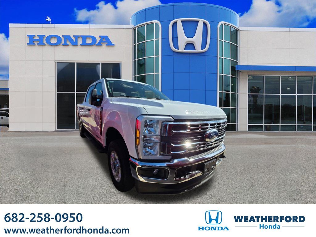 Oxford White 2025 Ford F-250 Super Duty XLT Crew Cab 4WD Pickup Truck Four-Wheel Drive Automatic