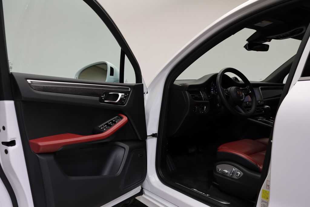 Thumbnail: 2024 Porsche Macan - 32