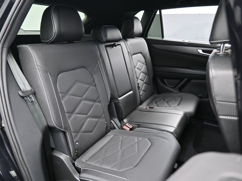 Used 2024 Deep Black Volkswagen 2.0T SE w/Technology image 43