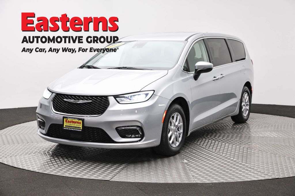 2023 Chrysler Pacifica Touring L's photo