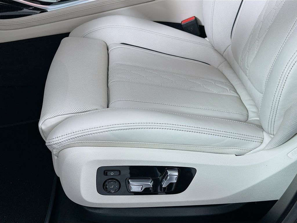 Thumbnail: 2026 BMW X7 - 21