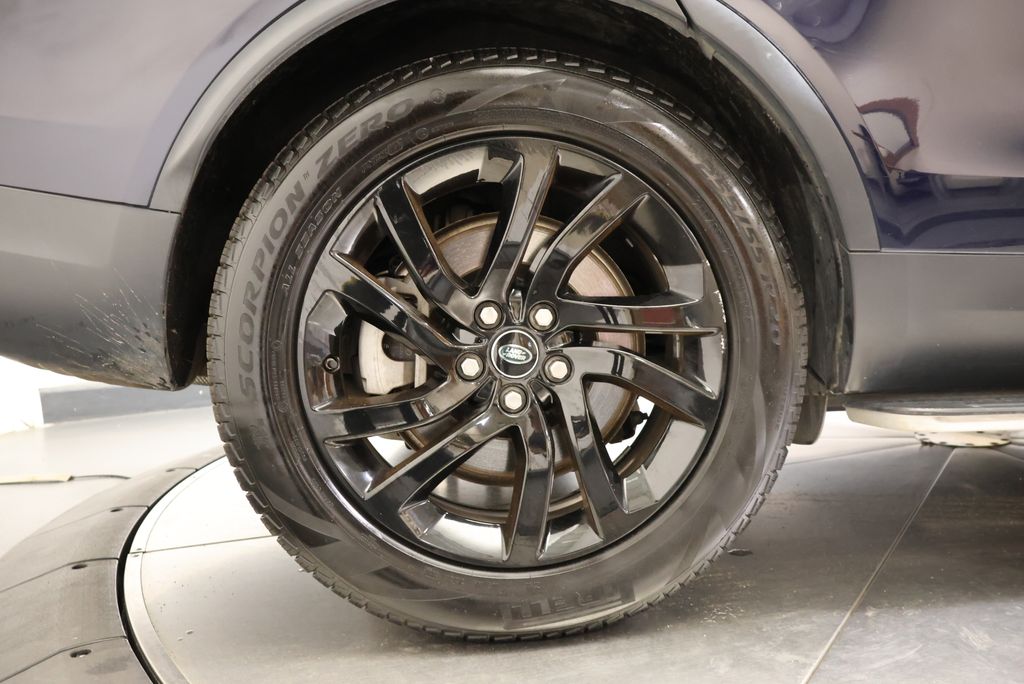 Thumbnail: 2020 Land Rover Discovery - 11