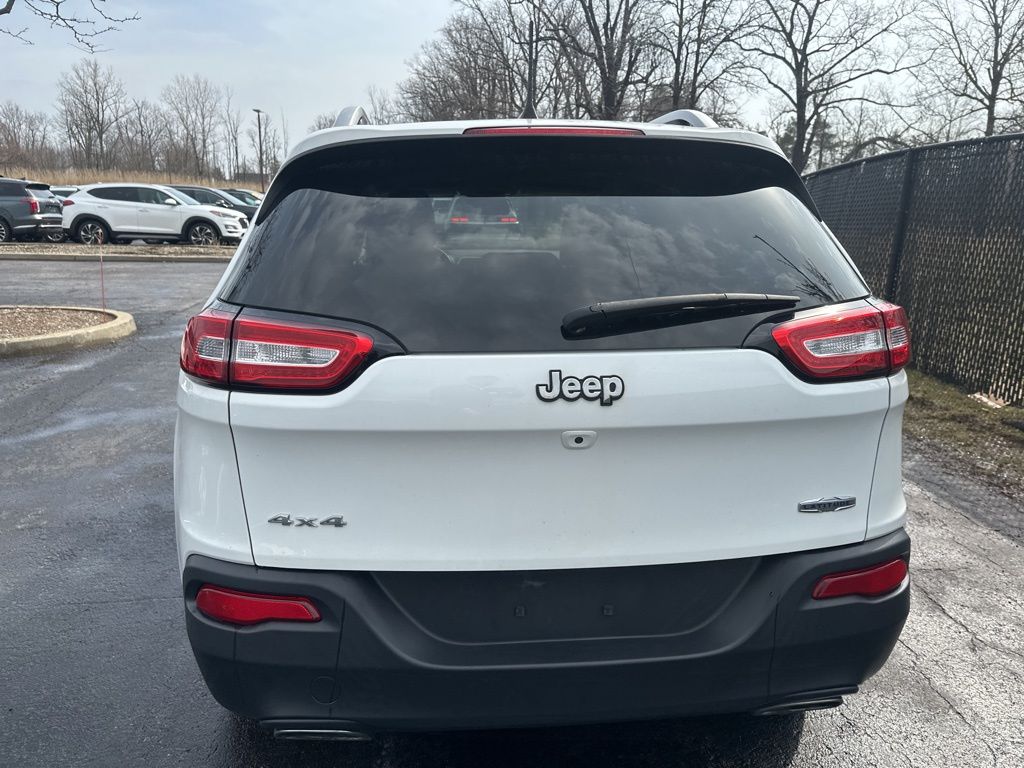 Used 2018 White Jeep Latitude Plus image 7
