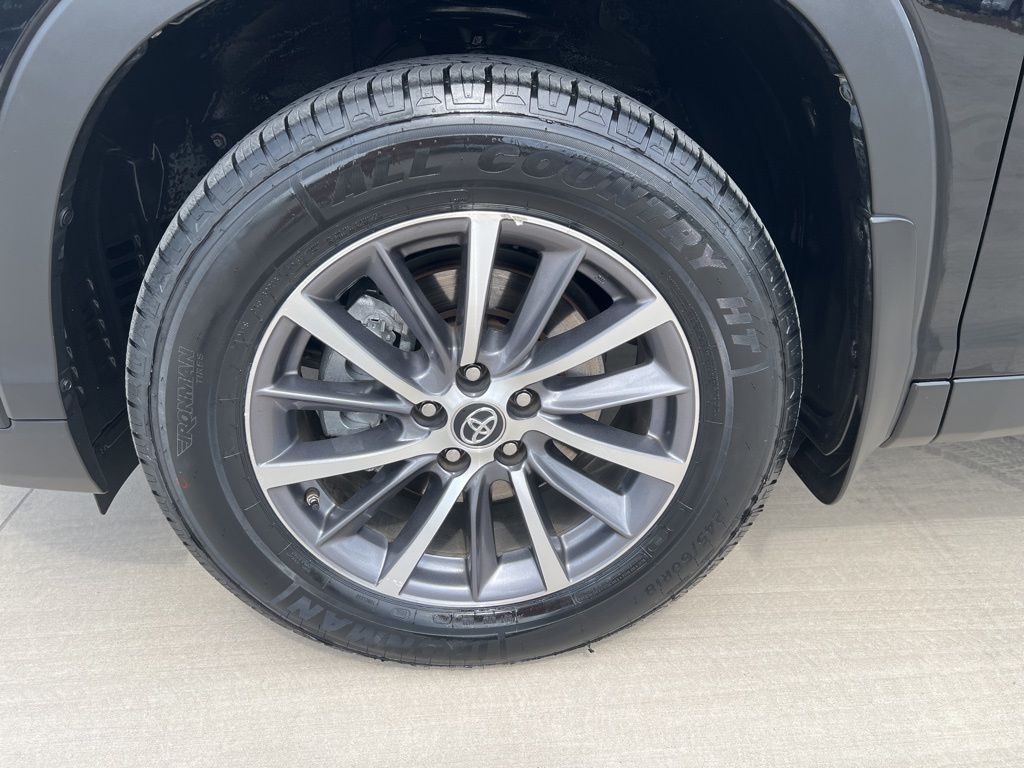 2019 Midnight Black Metallic Toyota Highlander XLE AWD SUV