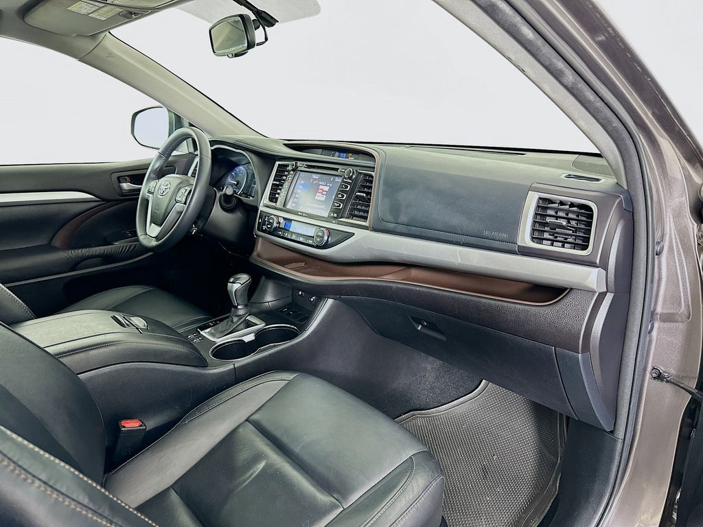 2015 Toyota Highlander XLE 30
