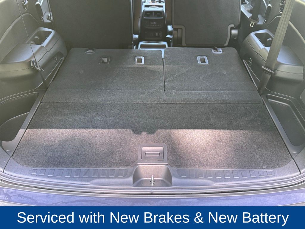 2020 Honda Pilot Touring w/Rear Captain's Chairs