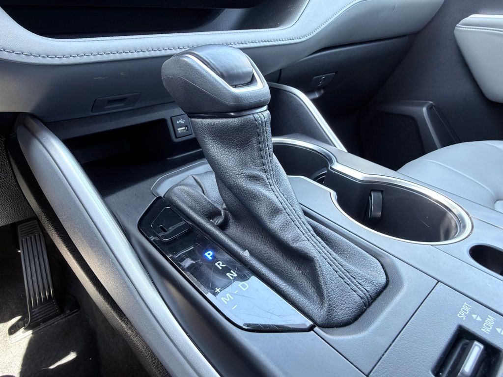 2022 Toyota Highlander XLE - Photo 11
