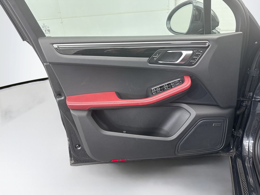 Thumbnail: 2025 Porsche Macan - 25