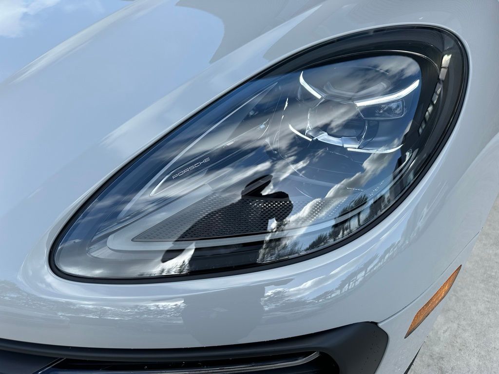 2025 Porsche Macan  13