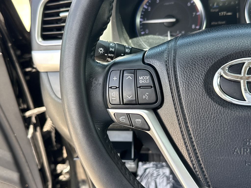 Used 2015 Black Toyota XLE V6 image 14