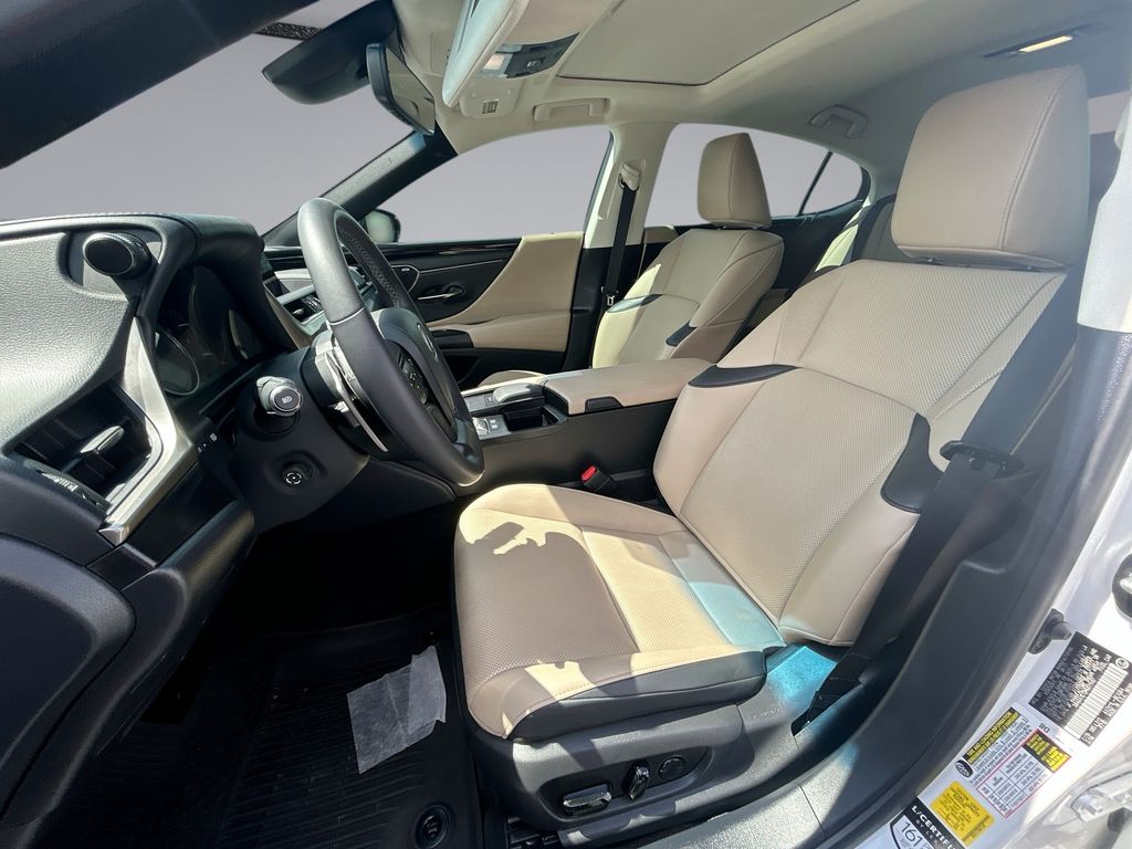 Thumbnail: 2021 Lexus ES - 28