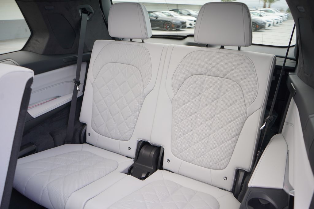 2025 BMW X7 xDrive40i 21