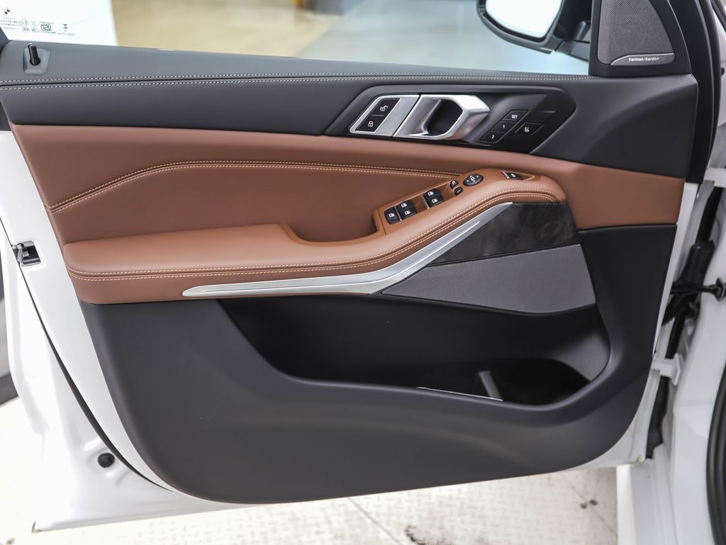 2025 BMW X5 M60i 8