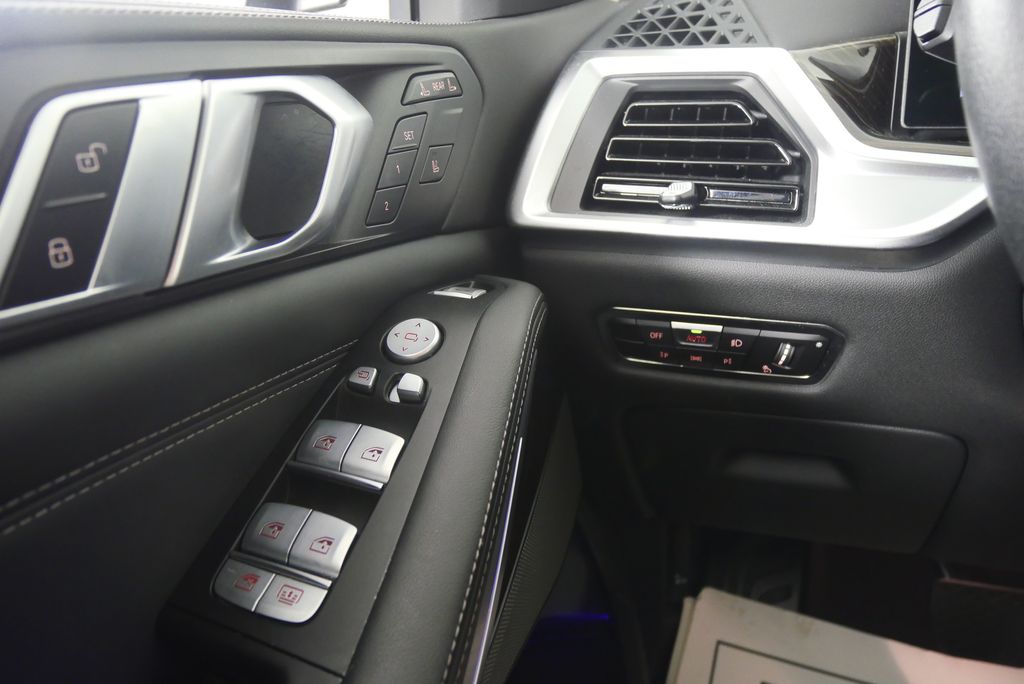 2023 BMW X7 xDrive40i 21