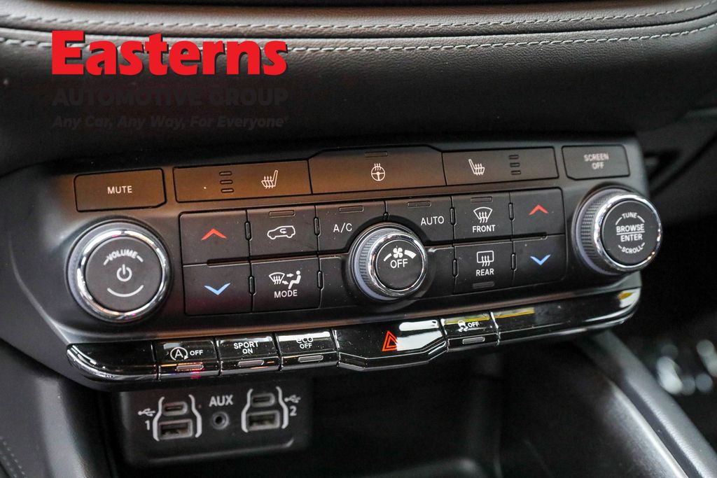 Used 2023 White Dodge SXT image 20