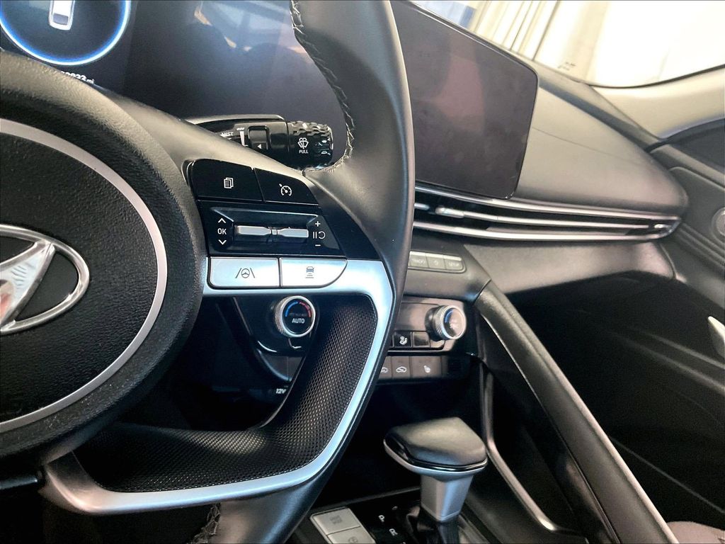 2023 Hyundai Elantra — photo 23