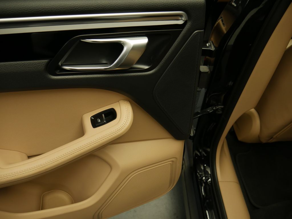 Thumbnail: 2023 Porsche Macan - 19