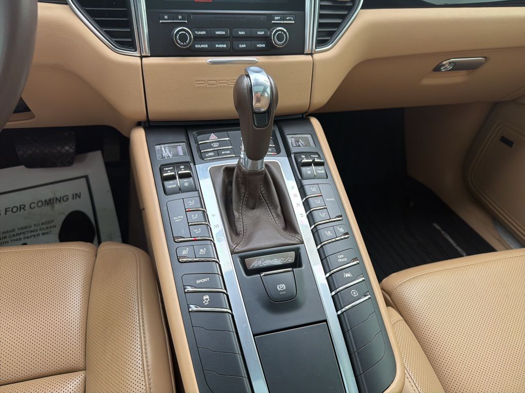 Thumbnail: 2017 Porsche Macan - 16