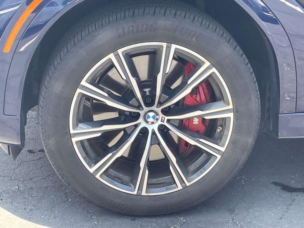 Used 2025 Blue BMW M60i image 8