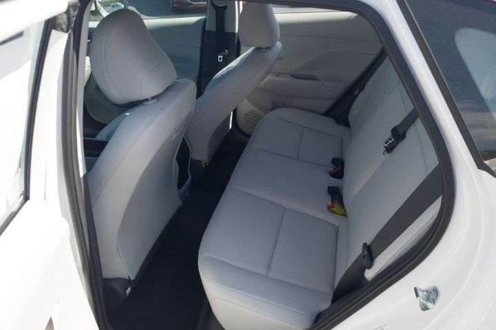 New 2027 White Hyundai SE image 15