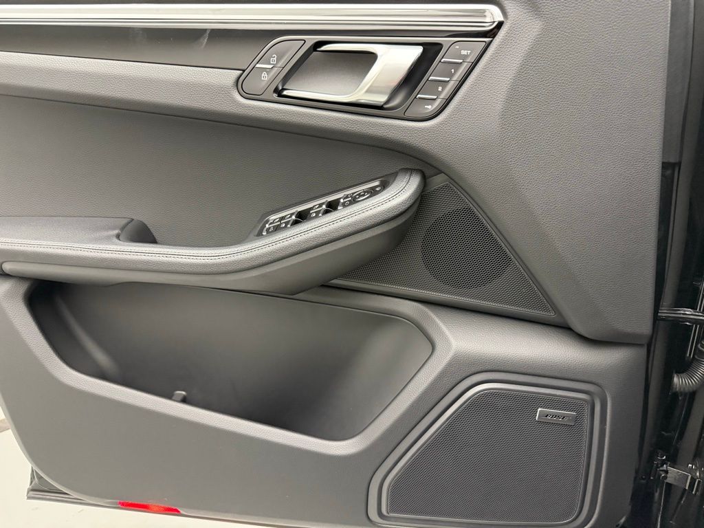 Thumbnail: 2026 Porsche Macan - 19