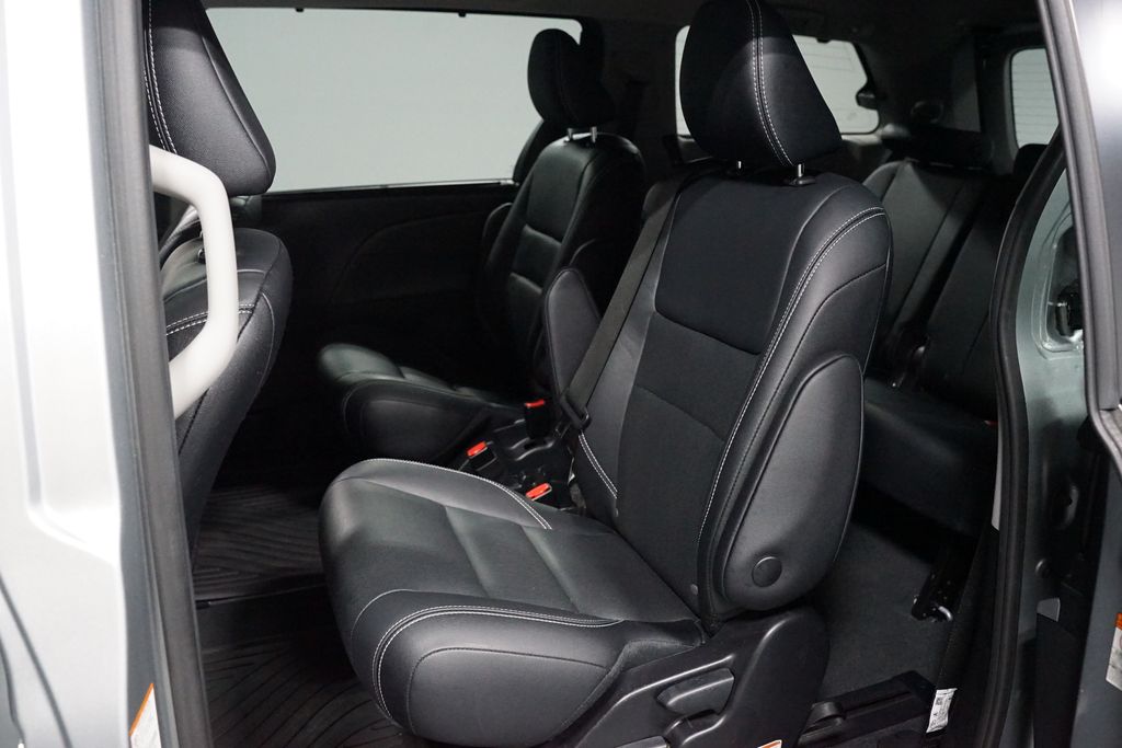 Thumbnail: 2020 Toyota Sienna - 24