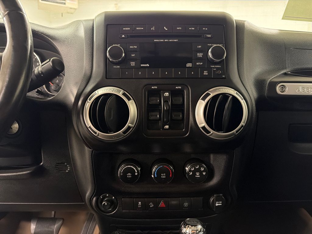 Used 2018 White Jeep Unlimited Sahara image 21
