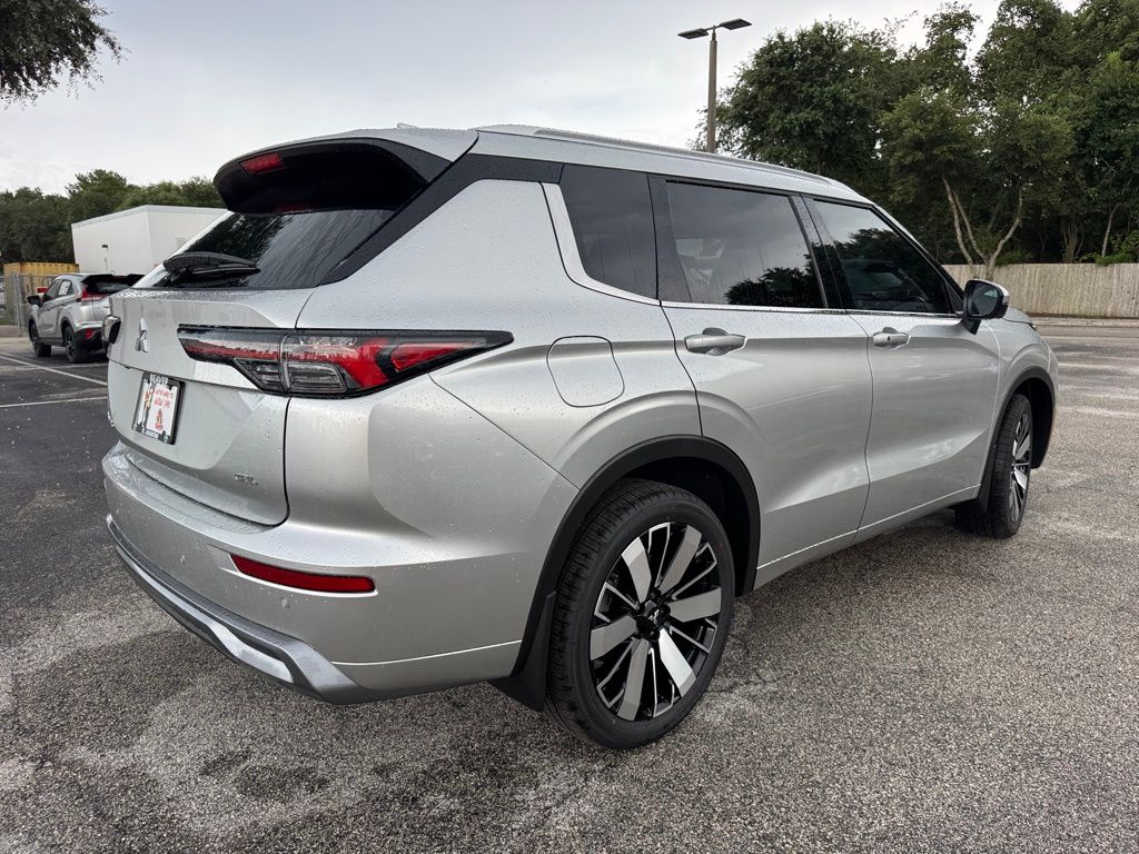 2025 Mitsubishi Outlander SEL photo 3