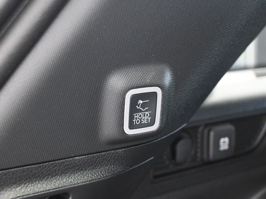 New 2026 Diamond Black Crystal Pearlcoat Jeep Laredo image 33