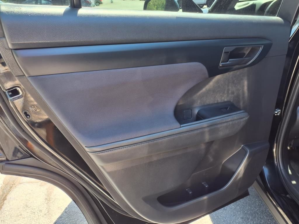2022 Toyota Highlander LE photo 5