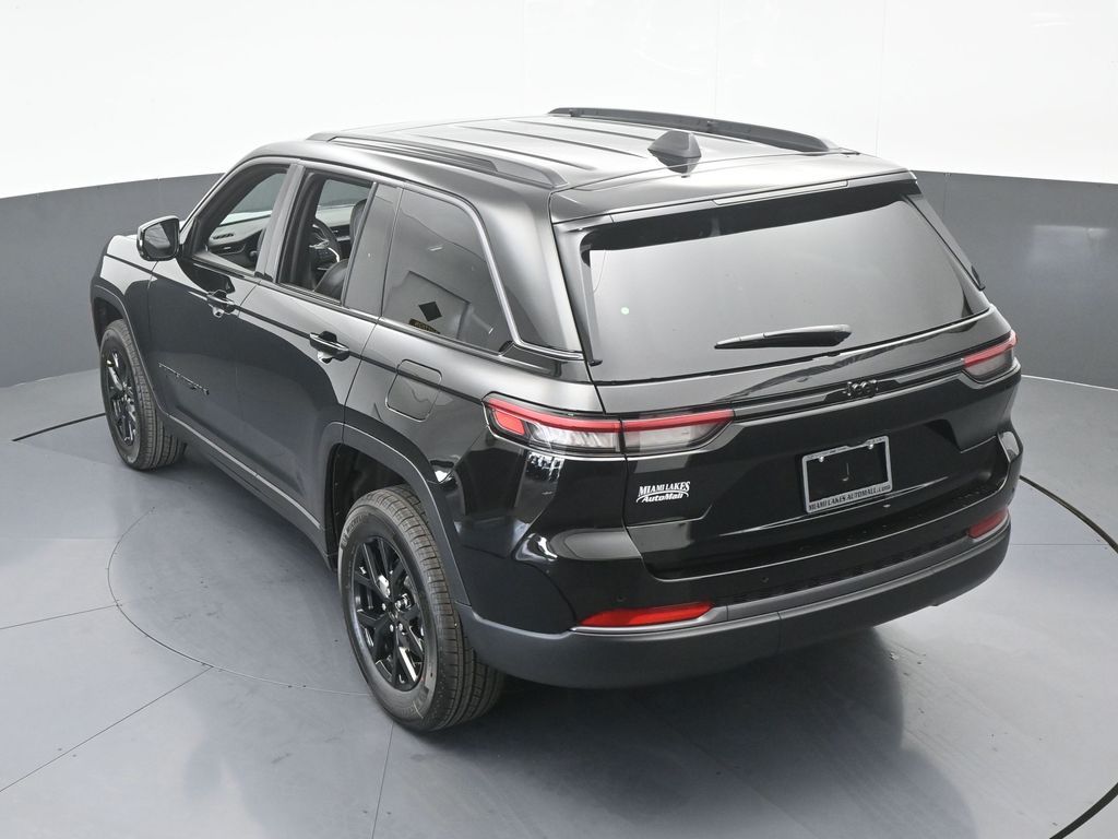 New 2026 Diamond Black Crystal Pearlcoat Jeep Laredo image 43