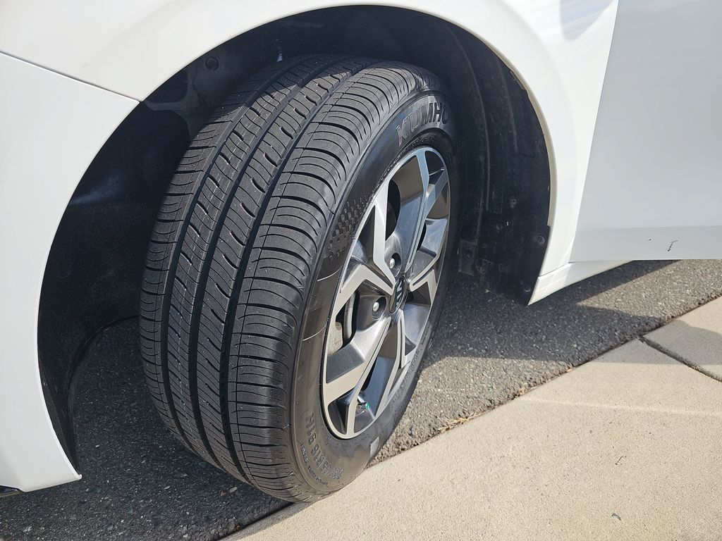 Used 2021 White Kia LXS image 29