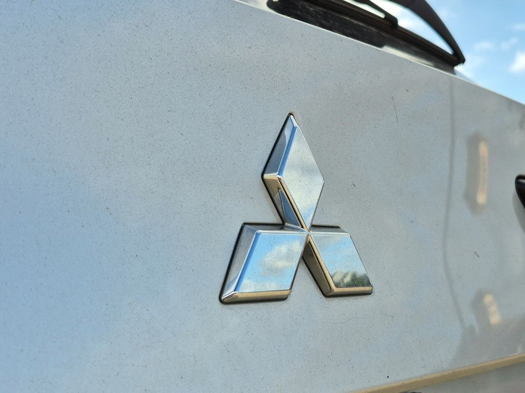 2023 Mitsubishi Outlander SE Silver at North Houston Mitsubishi