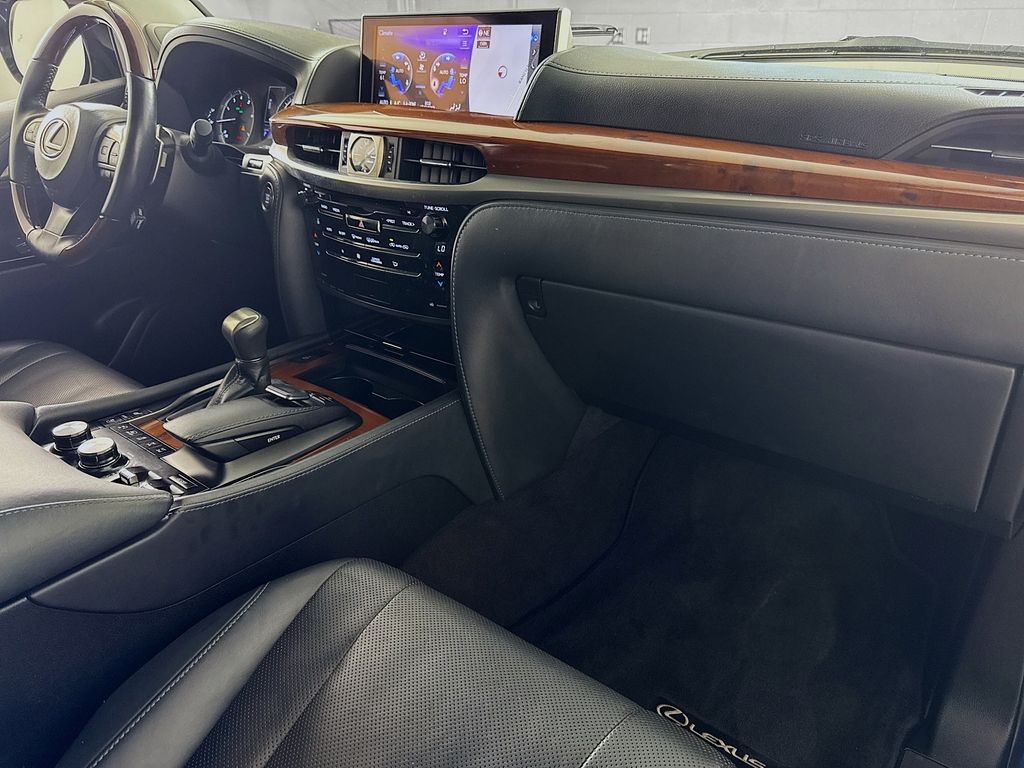 2019 Lexus LX 570 29