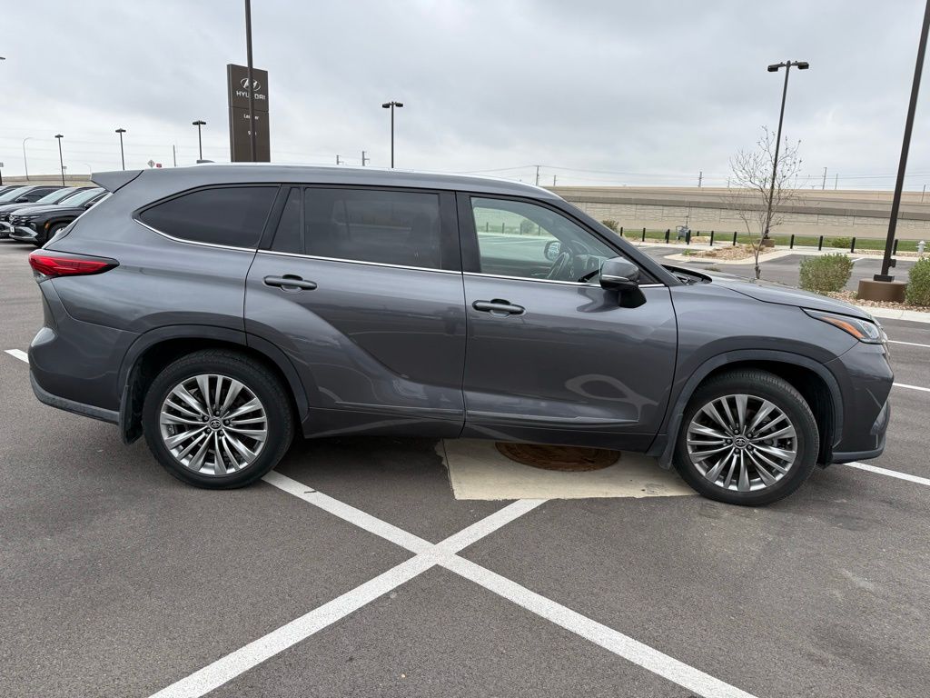 Thumbnail: 2021 Toyota Highlander - 4
