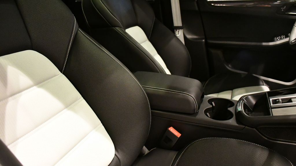 Thumbnail: 2026 Porsche Macan - 28