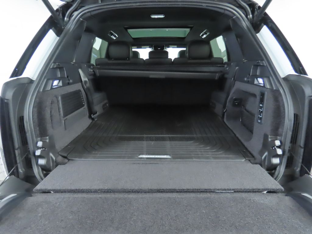 2025 Land Rover Range Rover SE 30