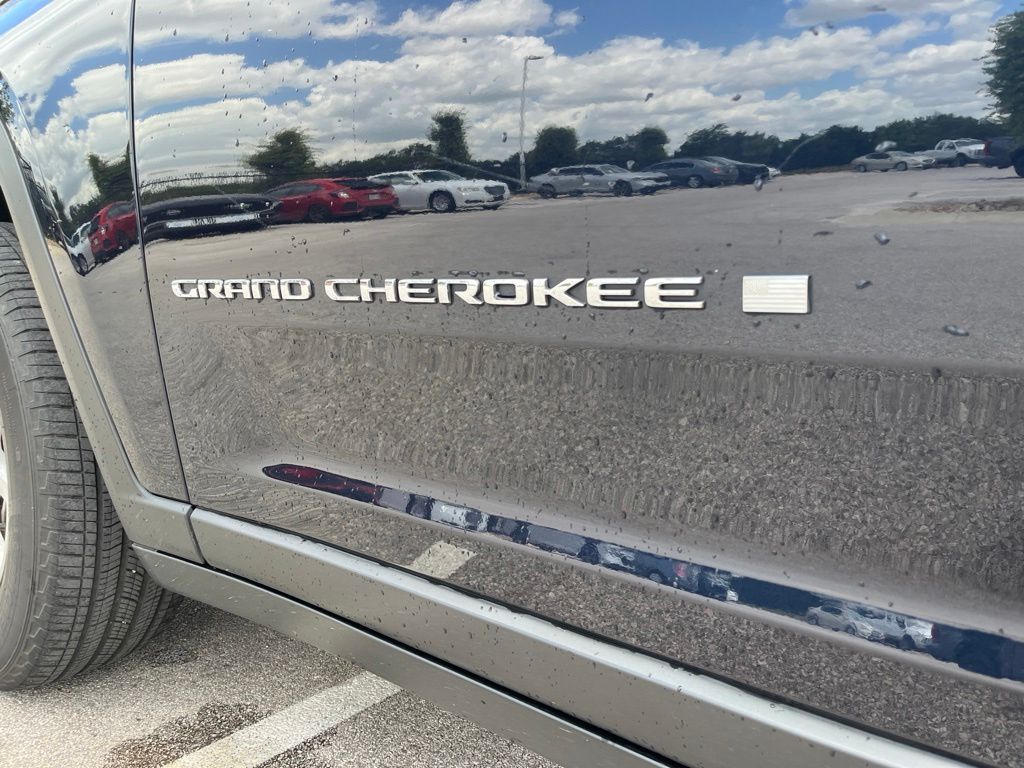 Thumbnail: 2023 Jeep Grand Cherokee - 10