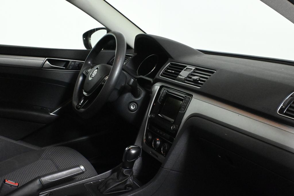 Thumbnail: 2018 Volkswagen Passat - 32