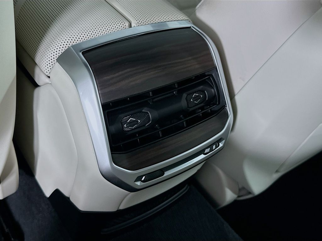 Thumbnail: 2023 BMW 7 Series - 26