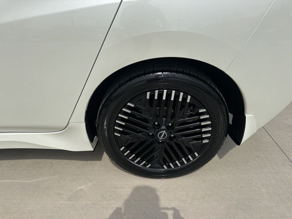 2024 Super Black/Pearl White Nissan LEAF SV Plus FWD Hatchback