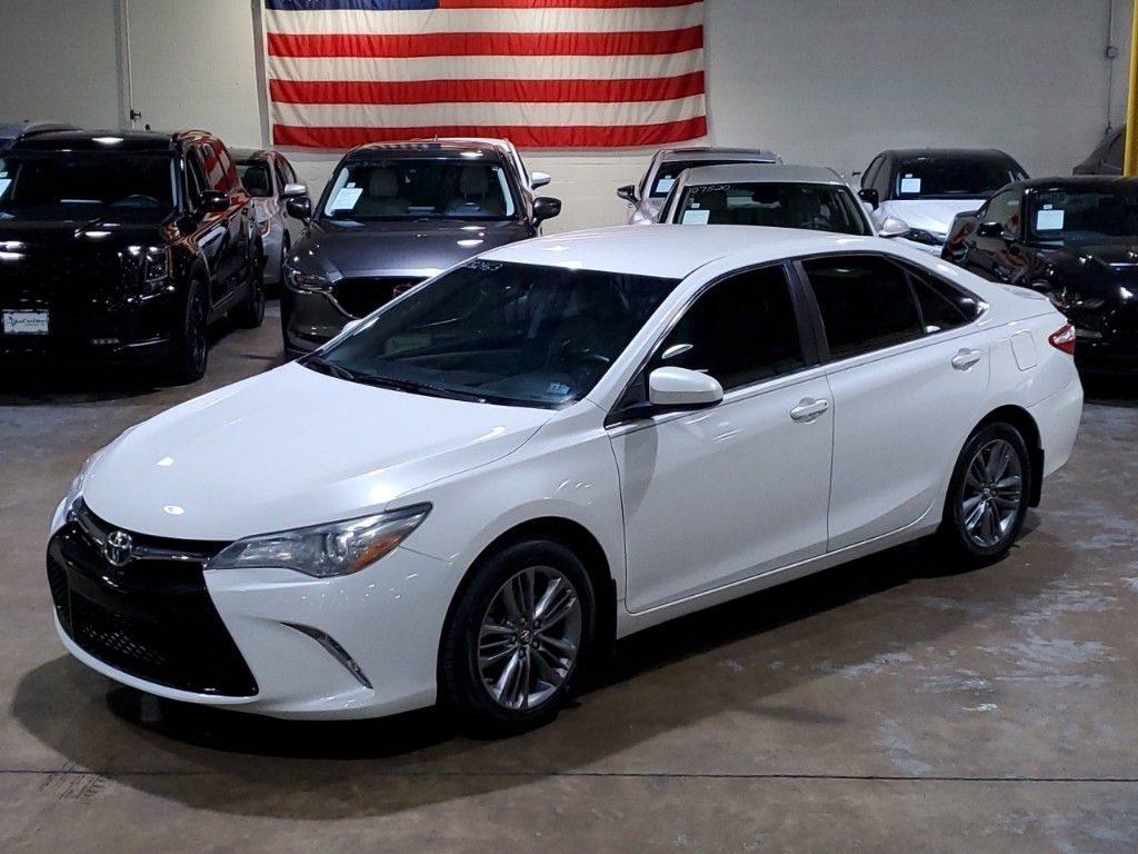 2017 Toyota Camry SE 34