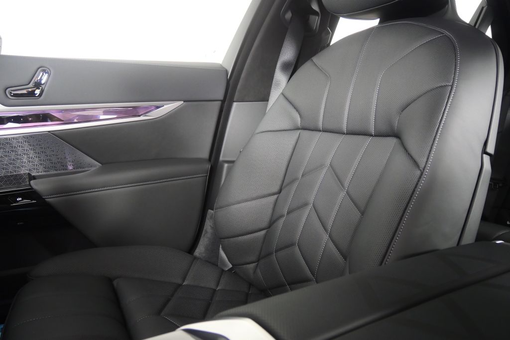 Thumbnail: 2026 BMW 7 Series - 26