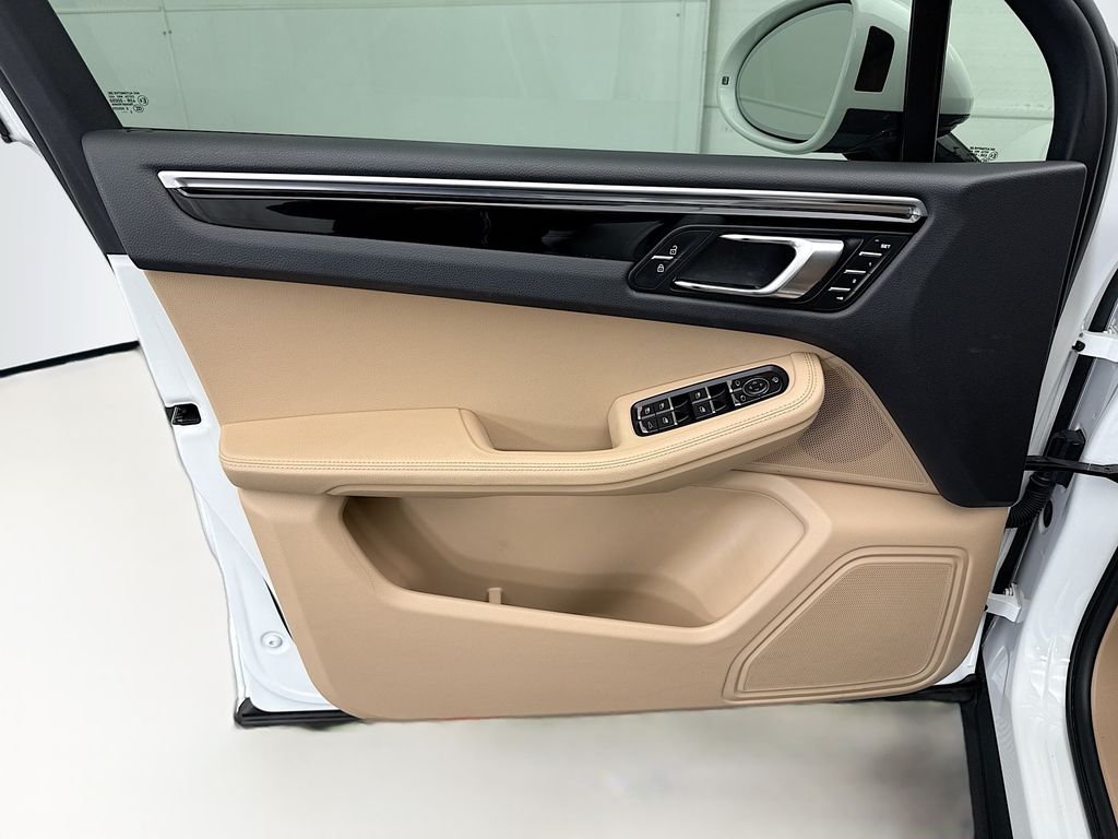 Thumbnail: 2023 Porsche Macan - 25