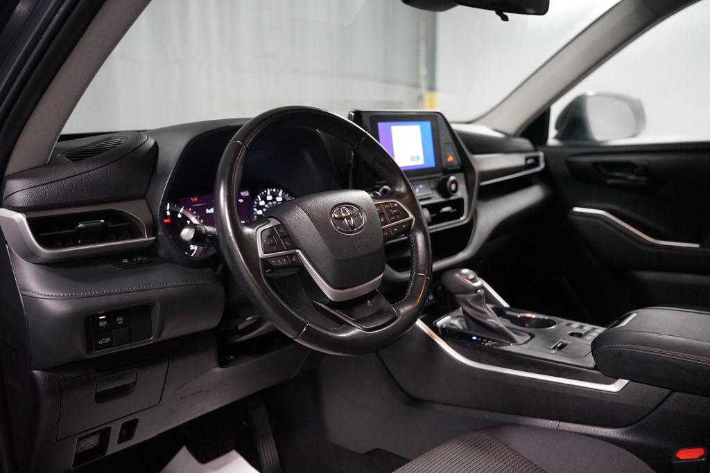 Thumbnail: 2023 Toyota Highlander - 16