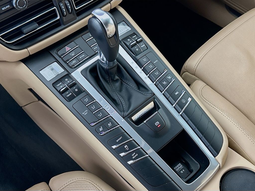 Thumbnail: 2020 Porsche Macan - 17