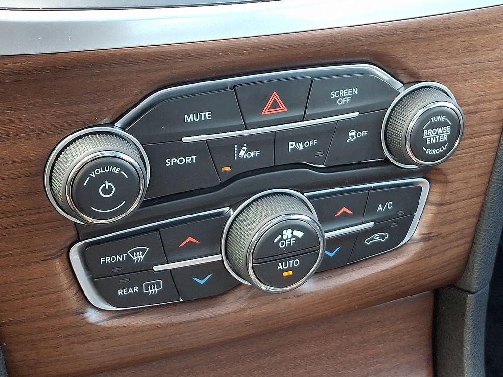 Thumbnail: 2019 Chrysler 300 - 17