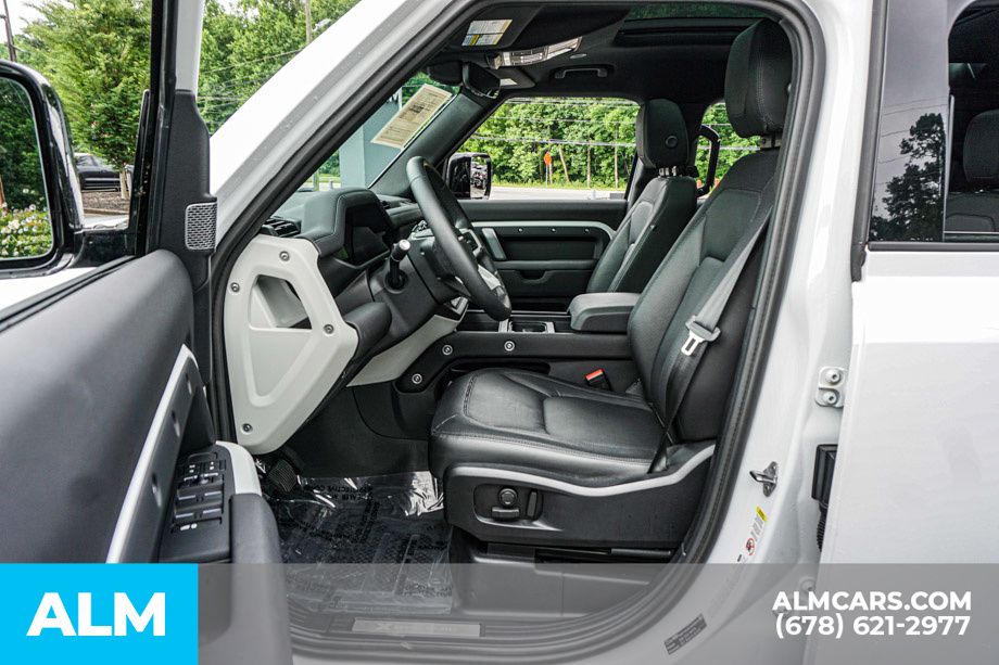 Used 2024 White Land Rover X-Dynamic SE image 18